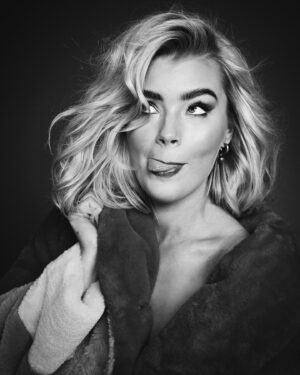 Kristina Petrushina Instagram - Kolla vilka bilder jag hittade! Det bästa med porträtt är att man kan ha på sig vaaaad som helst på underkroppen utan att någon märker, precis som på teamsmöten. Har jag tolv år gamla pyjamasbyxor? Eller gröna foppatofflor? Kanske inget alls? INGEN vet!!!!

Plåtat av @oliveras ❤️🫶