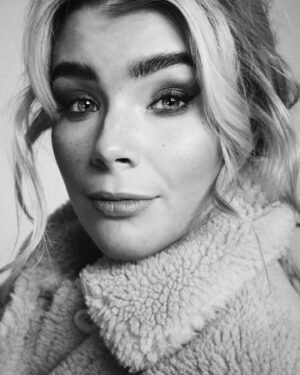 Kristina Petrushina Instagram - Kolla vilka bilder jag hittade! Det bästa med porträtt är att man kan ha på sig vaaaad som helst på underkroppen utan att någon märker, precis som på teamsmöten. Har jag tolv år gamla pyjamasbyxor? Eller gröna foppatofflor? Kanske inget alls? INGEN vet!!!!

Plåtat av @oliveras ❤️🫶