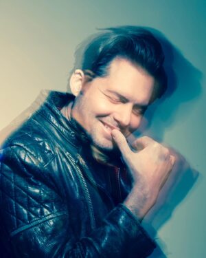 Kristoffer Polaha Instagram - It’s time I roll these out… 4 years later. 

@brendanmeadows shot these extraordinary photos on a day off from shooting a Mystery101 in Vancouver Canada, January of 2020. I love these shots. 

I can’t recall my groomer, I apologize because she was amazing, maybe @moreal - Brendan’s amazing wife and right hand gal and muse - can recall. Miss you two! 

Enjoy these shots from the Meadows Session.
