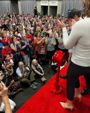 Kristoffer Polaha Instagram - Thank you Kansas City! 
Thank you #christmasconkc 
Thank you Mr. Hall and @hallmark ers for the warm welcome 
& 
Thank you to all our fans! 

Let’s do it again sometime soon! 

🙏🏼 @thats4ent 
🙏🏼 @marybethhersheykc 
🙏🏼 @thegranfalloon