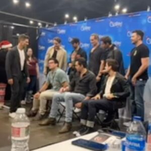 Kristoffer Polaha Instagram - We dummies were shuffling our feet today while taking some photos with our fans, and while a place like #christmascon should be the furthest thing from a spiritual encounter; it’s amazing how God shows up in outpourings of kindness and love and generosity and in the connection of the human spirit. I am overwhelmed by our capacity for goodness. From my fellow actors, yes, but also from you, our fans. 

What an incredible weekend!

Thank you @thats4ent 
Thank you @hallmark & @hallmarkchannel 
Thank you to our fans! The greatest in the world!