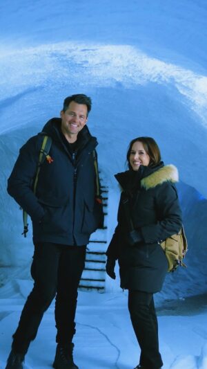 Kristoffer Polaha Instagram - Look who I ran into… @thereallacey 🎄
@hallmarkchannel 

Directed by @rikertd 
Produced by @syntheticcinema