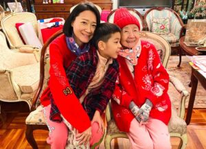 Kristy Cha Ray Chu Instagram - 媽媽選了這張照片跟大家拜年
過年全家紅通通，喜氣洋洋
大年初一凌晨放鞭炮、吃水餃(元寶)
依照家裡的傳統
給最年長的磕頭拜年、說一串吉祥話
我當然包給媽媽一個大紅包🧧

#媽媽說今年是美好的一年
#三代同堂
#謝謝Zon送我身上這件龍龍紅毛衣
#龍歡喜
#happylunarnewyear 
#yearofthedragon 
#祝大家龍年行大運