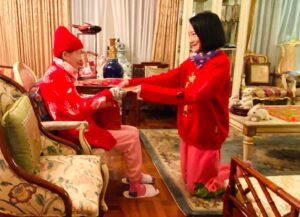 Kristy Cha Ray Chu Instagram - 媽媽選了這張照片跟大家拜年
過年全家紅通通，喜氣洋洋
大年初一凌晨放鞭炮、吃水餃(元寶)
依照家裡的傳統
給最年長的磕頭拜年、說一串吉祥話
我當然包給媽媽一個大紅包🧧

#媽媽說今年是美好的一年
#三代同堂
#謝謝Zon送我身上這件龍龍紅毛衣
#龍歡喜
#happylunarnewyear 
#yearofthedragon 
#祝大家龍年行大運