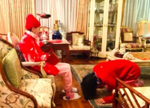 Kristy Cha Ray Chu Instagram - 媽媽選了這張照片跟大家拜年
過年全家紅通通，喜氣洋洋
大年初一凌晨放鞭炮、吃水餃(元寶)
依照家裡的傳統
給最年長的磕頭拜年、說一串吉祥話
我當然包給媽媽一個大紅包🧧

#媽媽說今年是美好的一年
#三代同堂
#謝謝Zon送我身上這件龍龍紅毛衣
#龍歡喜
#happylunarnewyear 
#yearofthedragon 
#祝大家龍年行大運