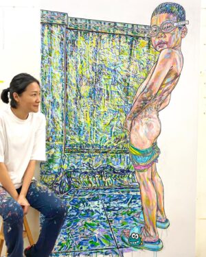 Kristy Cha Ray Chu Instagram - 20幾歲的我，就是那麼血氣方鋼，天不怕地不怕。

30幾歲的我氣勢凌人，對於未來毫無畏懼，彷彿整個世界踩在我腳下。

來到40幾，不如意一個接一個，找不到對象，畫不出一幅像樣的畫，姿態確越來越高，以為自己還是當年的20幾，常常把那些輝煌戰績掛在嘴邊，重複說著人生曾經多精彩。

殊不知自己這麼悲哀，只能緊抓著過去往前走，直到一個人點醒了我，「妳最好的年代還沒開始呢，別一直活在回憶裡」，才恍然大悟。

50終於知道人生要往哪裡走，我歸零、重組再重新啟動，不在乎外面世界的遊戲規則，只求對得起自己給的承諾，也因此我放慢腳步，重新審視創作對我而言代表著什麼？

創作需要時間，需要各方面的累積與長成，它絕對勉強不來的，每天一個人在工作室裡，很孤單也很享受，你必須是自己最嚴厲的評論者。

年輕時的我，迫不及待地想要成為什麼，但就是畫不出理想中的那個狀態（當然我可以模仿，但就不是我啊），直到幾個月前，一如往常地在畫畫，突然間悟出了那些過去試圖要突破、征服的…

原來，越是想要越得不到，不去想，反而輕而易舉就做到了。

當時腦海裡閃過了好多曾經教育我的老師，我熱愛的藝術家，那一刻終於理解，時間到了，自然會收到這份禮物。

如果活到這把年紀，就為了等這一刻，也值得了。

曾經給自己設了各種限制，這不能做、那個不喜歡，或是沒有準備好不敢出來，現在想做什麼就去，有時候不盡完美的我，或許表現的更好。

2024的第一天，我和你們一樣，有好多願望、夢想，也有很多不確定與擔憂，但我知道自己最好的年代還沒來臨，只要我一直畫，相信它就在前方不遠處。

新年快樂！Happy New Year 2024

………………..
尿尿的泳泳
Morgan is making a mark

壓克力顏料、炭筆、畫布
190cmx110cm
2023
