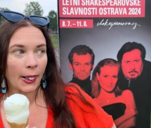 Kristýna Leichtová Instagram - Uspokojující odpověď na moji věčnou otázku, proč se Večer tříkrálový jmenuje Večer tříkrálový stále nemám, ale zase mám selfie s panem Hilským!
Takže odpremiérováno! A teď už jen přání ideálního počasí a plná nádvoří spokojených diváků 🙏🏻🩷
@shakespeareova 
@shakespearovkybrno 
@shakespearovske_slavnosti 
@artagent.cz
