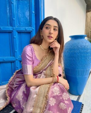 Kritika Avasthi Instagram - This place and the saree made me choose this song 🥰. 
Location @mango_trail 
Saree @safetyypins 
Mua & Hair @vrindaarora94.va 
📸 @piyushk003 
Styled by @saakshisabharwal 
Assisted by @karansehg 
Song choice?