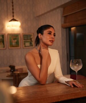Kritika Kamra Instagram - Glam, checks, out! 

Photos by @vievekdesai 
Makeup by @miimoglam 
Hair by @hairbyprem 
Styled by @humairalakdawala 
Dress - @safiyaa_official 
Heels - @louboutinworld 
Jewelry - @tuula.jewellery 
Managed by @divijakrishnaswami 

#premiere #gyaarahgyaarah