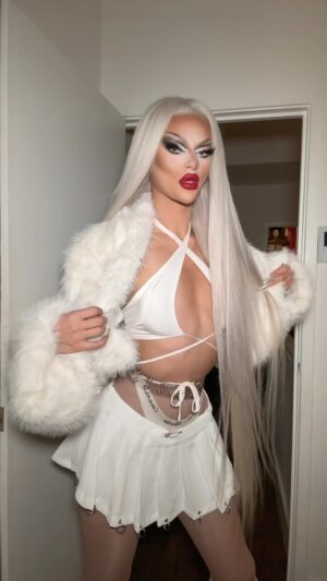 Krystal Versace Instagram - GRWM icey edition 🤍
