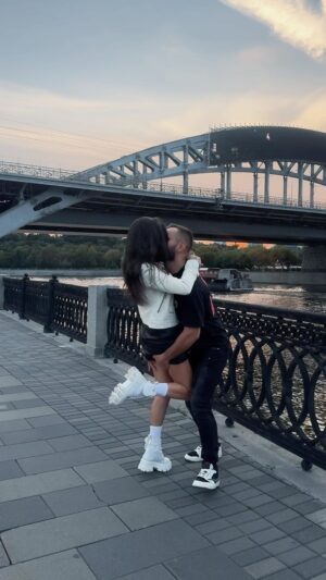 Kseniya Borodina Instagram - Мне так нравится, что огромное количество женщин, пишут мне в директ, что я дала им надежду, а главное верю, веру в то, что можно встретить человека даже после 40. А я никогда на себе крест не ставила и всегда знала, что еще буду любить и буду любима, не важно сейчас в моменте или на всю жизнь. Я действительно говорила, что счастье любит тишину и лучше это не выставлять, но только идиоты не меняют свое мнение и моя категоричность улетучилась в тот момент, когда я поняла, что хочу быть с тобой… спасибо, что делаешь счастливой, а прогнозы могут делать только синоптики и то о погоде☀️