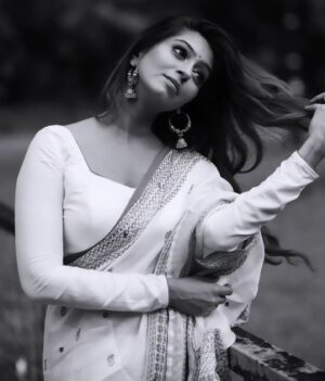 Kuhasini Gnanaseggaran Instagram - நீ கொண்டு வா காதல் வரம் ❤️🔥
.
.
Blouse @arudpa
.
Photography @pavetraarumugam 
.
Makeover @yogesmohan_mua 
.
.
 #malaysia #kl #kualalumpur #kuhasini #love #conceptart #trending #simple