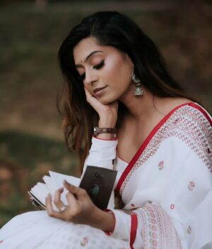 Kuhasini Gnanaseggaran Instagram - நீ கொண்டு வா காதல் வரம் ❤️🔥
.
.
Blouse @arudpa
.
Photography @pavetraarumugam 
.
Makeover @yogesmohan_mua 
.
.
 #malaysia #kl #kualalumpur #kuhasini #love #conceptart #trending #simple