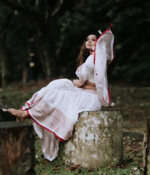 Kuhasini Gnanaseggaran Instagram - நீ கொண்டு வா காதல் வரம் ❤️🔥
.
.
Blouse @arudpa
.
Photography @pavetraarumugam 
.
Makeover @yogesmohan_mua 
.
.
 #malaysia #kl #kualalumpur #kuhasini #love #conceptart #trending #simple