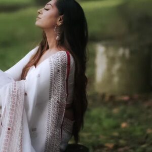 Kuhasini Gnanaseggaran Instagram - நீ கொண்டு வா காதல் வரம் ❤️🔥
.
.
Blouse @arudpa
.
Photography @pavetraarumugam 
.
Makeover @yogesmohan_mua 
.
.
 #malaysia #kl #kualalumpur #kuhasini #love #conceptart #trending #simple