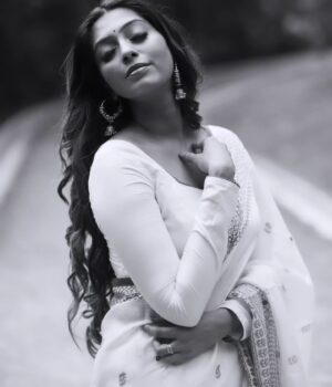 Kuhasini Gnanaseggaran Instagram - நீ கொண்டு வா காதல் வரம் ❤️🔥
.
.
Blouse @arudpa
.
Photography @pavetraarumugam 
.
Makeover @yogesmohan_mua 
.
.
 #malaysia #kl #kualalumpur #kuhasini #love #conceptart #trending #simple