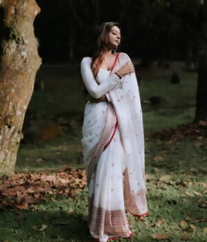 Kuhasini Gnanaseggaran Instagram - நீ கொண்டு வா காதல் வரம் ❤️🔥
.
.
Blouse @arudpa
.
Photography @pavetraarumugam 
.
Makeover @yogesmohan_mua 
.
.
 #malaysia #kl #kualalumpur #kuhasini #love #conceptart #trending #simple