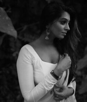Kuhasini Gnanaseggaran Instagram - நீ கொண்டு வா காதல் வரம் ❤️🔥
.
.
Blouse @arudpa
.
Photography @pavetraarumugam 
.
Makeover @yogesmohan_mua 
.
.
 #malaysia #kl #kualalumpur #kuhasini #love #conceptart #trending #simple