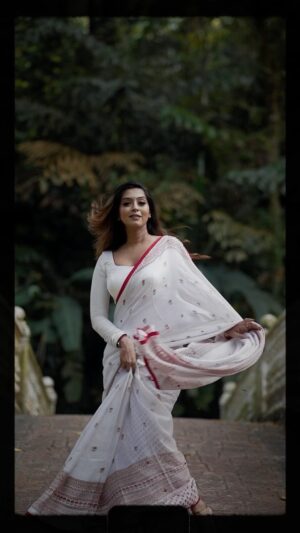 Kuhasini Gnanaseggaran Instagram - காதலியே..
.
.
Penn in frame : @kuhasini 
Visuals by @pavetraarumugam
Makeup & Hairdo by @yogesmohan_mua
Blouse from @arudpa 

#fyp #foryoupage #explorepage #kavithai #reelsinstagram #reels #trending #kuhasini #actress #trendingreels