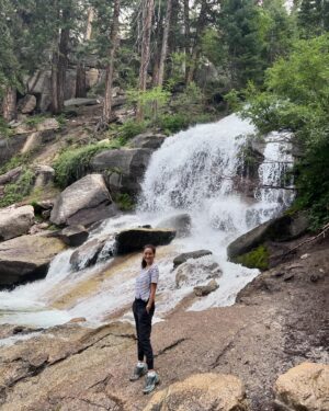 Kullanat Preeyawat Instagram - มาเที่ยว Lone Pine รอบนี้คุณสาตั้งใจพาเด็กๆมา hangout คุณลุงบิลแล้วก็พามา hiking 🥾  เพราะคุณลุงจะมาที่บ้านนี้แค่ตอนหน้าร้อน กับ หน้าหนาวเท่านั้น.. ☺️ #roadtrip #lonepine #losangeles #california