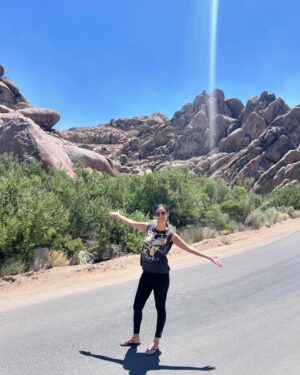 Kullanat Preeyawat Instagram - มาเที่ยว Lone Pine รอบนี้คุณสาตั้งใจพาเด็กๆมา hangout คุณลุงบิลแล้วก็พามา hiking 🥾  เพราะคุณลุงจะมาที่บ้านนี้แค่ตอนหน้าร้อน กับ หน้าหนาวเท่านั้น.. ☺️ #roadtrip #lonepine #losangeles #california