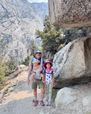 Kullanat Preeyawat Instagram - มาเที่ยว Lone Pine รอบนี้คุณสาตั้งใจพาเด็กๆมา hangout คุณลุงบิลแล้วก็พามา hiking 🥾  เพราะคุณลุงจะมาที่บ้านนี้แค่ตอนหน้าร้อน กับ หน้าหนาวเท่านั้น.. ☺️ #roadtrip #lonepine #losangeles #california