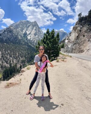Kullanat Preeyawat Instagram - มาเที่ยว Lone Pine รอบนี้คุณสาตั้งใจพาเด็กๆมา hangout คุณลุงบิลแล้วก็พามา hiking 🥾  เพราะคุณลุงจะมาที่บ้านนี้แค่ตอนหน้าร้อน กับ หน้าหนาวเท่านั้น.. ☺️ #roadtrip #lonepine #losangeles #california