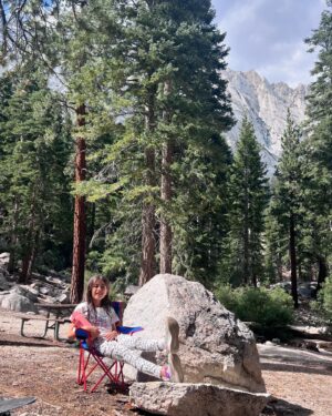 Kullanat Preeyawat Instagram - มาเที่ยว Lone Pine รอบนี้คุณสาตั้งใจพาเด็กๆมา hangout คุณลุงบิลแล้วก็พามา hiking 🥾  เพราะคุณลุงจะมาที่บ้านนี้แค่ตอนหน้าร้อน กับ หน้าหนาวเท่านั้น.. ☺️ #roadtrip #lonepine #losangeles #california