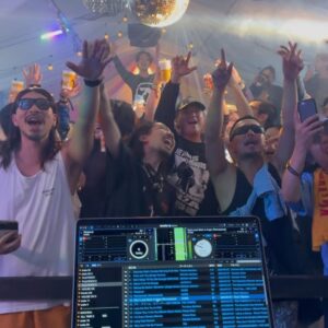 Kunichi Nomura Instagram - 初回から入ってるフジロック。赤ん坊の客が２０歳を越え一緒に酒を飲んだり、気づけば人生の半分以上か。随分と変わってきた気もする。自国で似たラインアップのフェスが始まったからか大酒飲みのオーストリア人客がいなくなったし、アジア客が増えて大騒ぎせずセルフィー撮ってる。円安でブッキングも大変そうだし、バイト代が据え置きなせいか日本人の若い客には厳しいチケット代。けれどやっぱりサーカスがあったり、小さなステージがあったり、フジはいいなぁいろんな音楽で溢れていて。渋谷が毎日フジロックみたいだったらいいのにな。