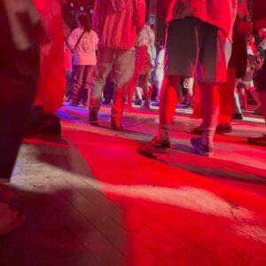 Kunichi Nomura Instagram - 初回から入ってるフジロック。赤ん坊の客が２０歳を越え一緒に酒を飲んだり、気づけば人生の半分以上か。随分と変わってきた気もする。自国で似たラインアップのフェスが始まったからか大酒飲みのオーストリア人客がいなくなったし、アジア客が増えて大騒ぎせずセルフィー撮ってる。円安でブッキングも大変そうだし、バイト代が据え置きなせいか日本人の若い客には厳しいチケット代。けれどやっぱりサーカスがあったり、小さなステージがあったり、フジはいいなぁいろんな音楽で溢れていて。渋谷が毎日フジロックみたいだったらいいのにな。
