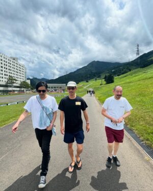 Kunichi Nomura Instagram - 初回から入ってるフジロック。赤ん坊の客が２０歳を越え一緒に酒を飲んだり、気づけば人生の半分以上か。随分と変わってきた気もする。自国で似たラインアップのフェスが始まったからか大酒飲みのオーストリア人客がいなくなったし、アジア客が増えて大騒ぎせずセルフィー撮ってる。円安でブッキングも大変そうだし、バイト代が据え置きなせいか日本人の若い客には厳しいチケット代。けれどやっぱりサーカスがあったり、小さなステージがあったり、フジはいいなぁいろんな音楽で溢れていて。渋谷が毎日フジロックみたいだったらいいのにな。
