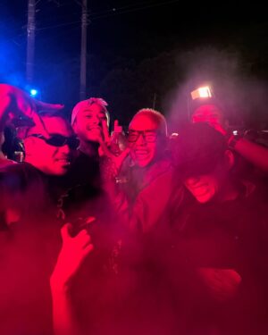 Kunichi Nomura Instagram - 初回から入ってるフジロック。赤ん坊の客が２０歳を越え一緒に酒を飲んだり、気づけば人生の半分以上か。随分と変わってきた気もする。自国で似たラインアップのフェスが始まったからか大酒飲みのオーストリア人客がいなくなったし、アジア客が増えて大騒ぎせずセルフィー撮ってる。円安でブッキングも大変そうだし、バイト代が据え置きなせいか日本人の若い客には厳しいチケット代。けれどやっぱりサーカスがあったり、小さなステージがあったり、フジはいいなぁいろんな音楽で溢れていて。渋谷が毎日フジロックみたいだったらいいのにな。
