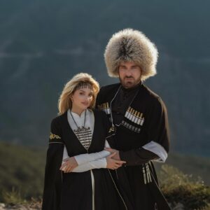 Kurban Omarov Instagram - Изумрудные реки и великолепие гор, таким я запомнила Дагестан. 

Фотограф:  @asiyaselimova 💕