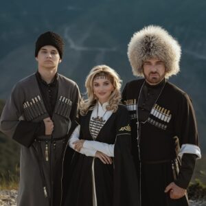 Kurban Omarov Instagram - Изумрудные реки и великолепие гор, таким я запомнила Дагестан. 

Фотограф:  @asiyaselimova 💕
