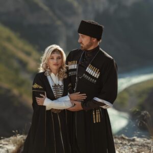 Kurban Omarov Instagram - Изумрудные реки и великолепие гор, таким я запомнила Дагестан. 

Фотограф:  @asiyaselimova 💕