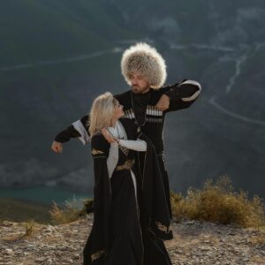 Kurban Omarov Instagram - Изумрудные реки и великолепие гор, таким я запомнила Дагестан. 

Фотограф:  @asiyaselimova 💕