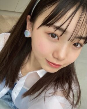Kurumi Inagaki Instagram - .
ニコラ7・8月合併号のオフショットです。
.
挑戦したいお洋服を着せてもらえたり
可愛くお化粧もしてもらえて幸せです。
まつ毛もぐぐんと上がってます💜
.
.
学校では中間テストが終わりましたっ😊！
.
雨も上がったので
どこかに行きたい気分ですっ✨
.
.
今、1番行きたいところは
サモエドちゃんカフェですっ🫧
.
.
.
#ニコラ #nicola #ニコモ 
#稲垣来泉 #sjc