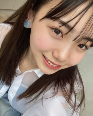 Kurumi Inagaki Instagram - .
ニコラ7・8月合併号のオフショットです。
.
挑戦したいお洋服を着せてもらえたり
可愛くお化粧もしてもらえて幸せです。
まつ毛もぐぐんと上がってます💜
.
.
学校では中間テストが終わりましたっ😊！
.
雨も上がったので
どこかに行きたい気分ですっ✨
.
.
今、1番行きたいところは
サモエドちゃんカフェですっ🫧
.
.
.
#ニコラ #nicola #ニコモ 
#稲垣来泉 #sjc