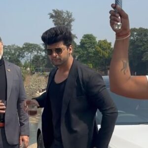 Kushal Tandon Instagram - One year of Barsatein, one year of blissfulness, one year of a bond which is unbreakable. You end up connecting with some projects and they touch your heart, Barsatein was one such project… One year has gone by and it feels like it was just yesterday we were shooting for it. The show has given me alot of memories, lot of masti, fun, happiness…. Thankyou @ektarkapoor ma’am for always believing in me , thank you entire team of  @balajitelefilmslimited & @sonytvofficial and every person who has been associated with the show and last but not the least our lovely, fans always happy and supportive family jinke bina Barsatein pura nahi hota..❤️❤️❤️❤️❤️throwing some BTS from the show 👋