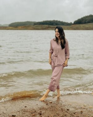 Kushee Ravi Instagram - Back to backwaters , where serenity flows 🌿
.
.
.
Pc : @thewalker_photography 
.
.
#dia #actor #actorslife #kannada #films #filmindustry #water #backwaters