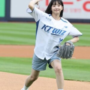 Kwon Ah-reum Instagram - 승리의 요정🧚‍♀️ 만들어주신 kt wiz 선수분들 정말 감사합니다!!
덕분에 신나게 응원하고 갑니다!
Kt wiz 2연승 가자고!!!

ssg선수분들도 비오는데 고생하셨어요🙌🏻