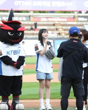 Kwon Ah-reum Instagram - 승리의 요정🧚‍♀️ 만들어주신 kt wiz 선수분들 정말 감사합니다!!
덕분에 신나게 응원하고 갑니다!
Kt wiz 2연승 가자고!!!

ssg선수분들도 비오는데 고생하셨어요🙌🏻