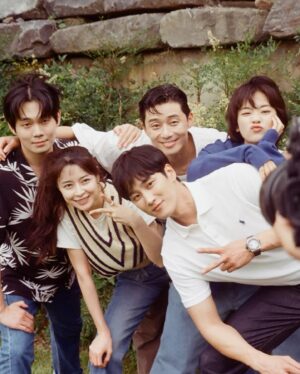 Kwon Na-ra Instagram - 아직... 청춘이야😎🖤
#청춘mt