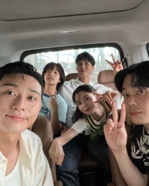Kwon Na-ra Instagram - 아직... 청춘이야😎🖤
#청춘mt