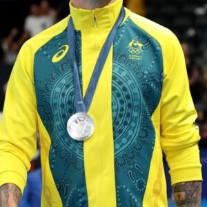 Kyle Chalmers Instagram - Unbox my 2024 Paris Olympic medals with me… 🤍

#Paris2024 #Olympics #Olympicmedal #whatsinthebox #medal #silver #bronze
