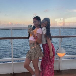 Kylie Cantrall Instagram - Red & Bluey on a boattt❤️🩵🛳️🌊🌊🌊 @disneycruiseline