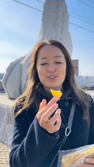 Kylie Wang Instagram - 有人覺得後面地瓜乾的雕像很像雞雞嗎？

#茨城 #地瓜乾