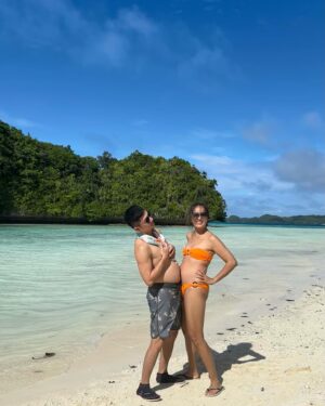 Kylie Wang Instagram - 過年姐妹們一起來帛琉出海遛孕婦🤰以及回程遇到大風雨開始孕吐的大公主

Me and my husband taking pregnancy pic 

@billylee1128 教練幫我們準備如貴婦團的包船行程只有我們自己人愛去哪就去哪好爽喔 #帛琉 #palau @trislander3 #pregnancylife