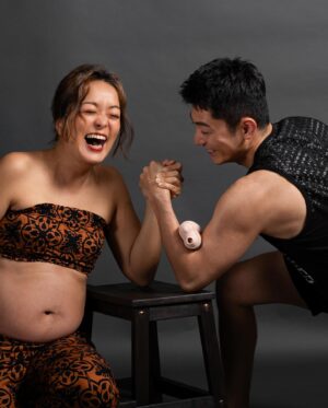 Kylie Wang Instagram - 懷孕後只要我想做什麼，大公主都會想盡辦法滿足我，但常常疲於奔命還是搞不定。有了 輕喃#10 夾腿高巢神器，❤️夾腿就可輕鬆享樂，讓孕婦開心，解放雙手非常直覺方便，快感一夾就來，針對不同部位還有截然不同的功能性變化，是姐妹們的助興好物。
—————————————————————
#輕喃qingnan  原創設計模組愉悅精品 
可多款產品主機 配件連接組合，簡單一秒連接
多樣花式玩法，是成人版模組玩具
依據偏好，擴充渴望，歡愉疊加翻倍！

【輕喃#10腿部壓力感應按摩器】
設計靈感來自很多女孩的第一次自我愉悅 是從夾腿開始的
夾//腿就能控制強度！！順應直覺的悠然愉悅
壓力感應器可根據大腿夾緊力道控制強度
壓感的靈敏度是可以調整的哦，非常高科技
解放雙手，可以側躺玩、平躺玩！
也可和伴侶一起澀玩，由伴侶手持來控制施壓！ 
吸吸 震震，快樂層層揭開，開啟女生快樂鑰匙

輕喃#10腿部壓力感應按摩器
親民甜甜價 $1,690
非常推薦入手，有設計感的精緻包裝
很可以的女生夢幻玩具禮物
即日起到2024/6/30，到輕喃官方旗艦店
輸入優惠代碼【 Kylie2406 】享輕喃88折優惠 (特價品除外)
購買連結 https://sistalk.co/3QgyvlY 
【618年中慶】買輕喃#10 送🎁輕喃 #2震動ㄋㄋ按摩器(價值$990)
Or 買輕喃#10 送🎁輕喃#8迷你後庭震動器(價值$990)
@qingnantaiwan 

輕喃#2震動ㄋㄋ按摩器含項圈套組
可跟輕喃#10連接使用，也可單獨用
控制器可磁吸在項圈上，設計好美，配戴上項圈就像在調情暗示。

#輕喃  #輕喃qingnan  #輕喃10
#永準貿易  #蜜密選物