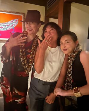 Kyoko Hasegawa Instagram - サプライズでした。
今年は本当にサプライズで、すっかり騙されました(良い言い方か分かりませんが)😅
こうやって集まってくれるだけで本当に幸せで、皆んなの楽しそうな顔を見れるだけで頑張れます。

それは応援してくださっている方に対しても同じです。
いつも、ありがとうございます。

さて、46才になりました。
年齢はただの数字だと常々思っていますが、とは言え、生まれてからこれまでの人生の数です。
何だかこの年になって早速ですが、色々なものが吹っ切れて楽しくなりそうです。

心も体も軽やかに柔軟に。そんな1年になります様に。
